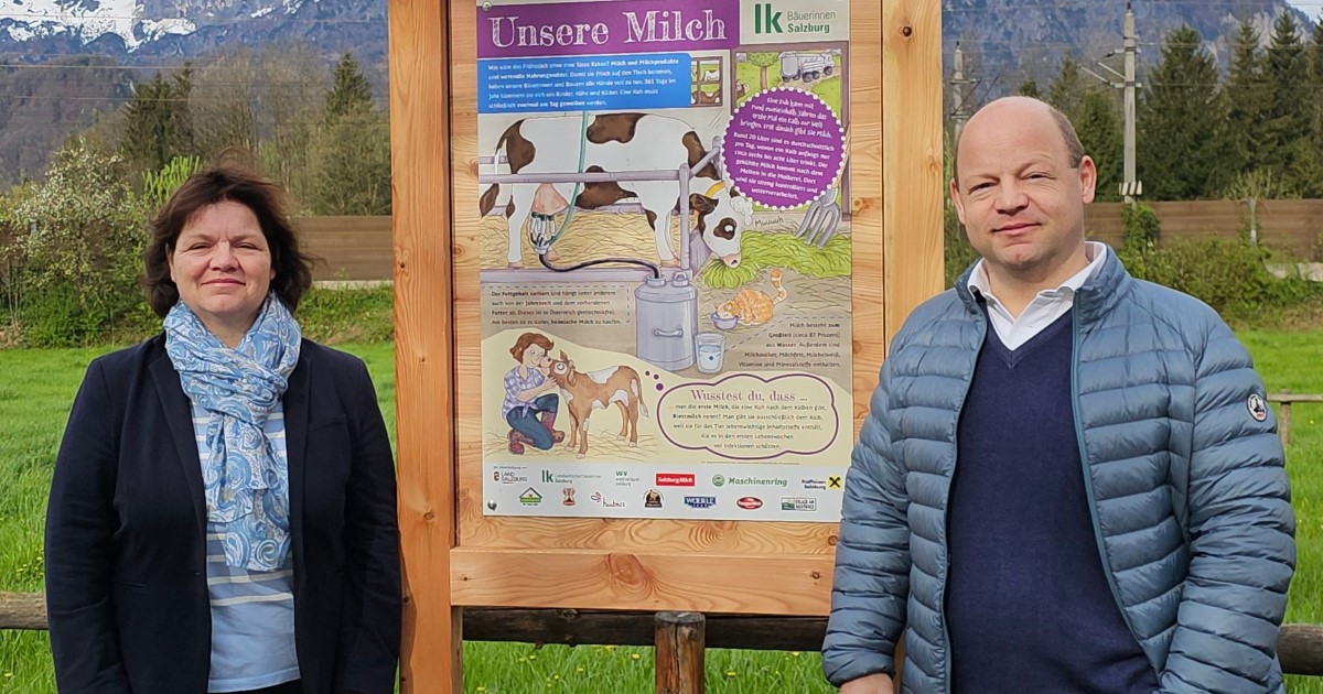Ortsbäuerin Andrea Hager und Christian Rettenbacher, Obmann des Tourismusverbandes Puch - Schautafeln der Landwirtschaft - Foto: TVB Puch